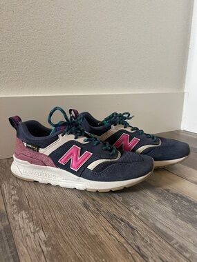 Women’s New Balance Size 7 navy with pink logo casual sneakers